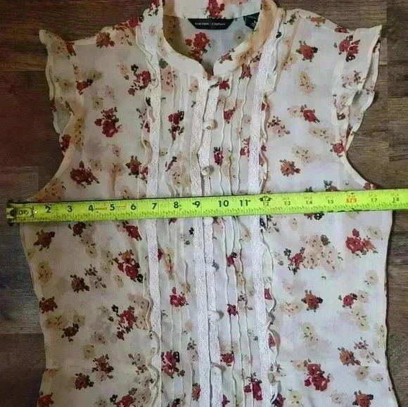New York & Company Sheer Floral Lace Buttondown Blouse Size M - Picture 8 of 8